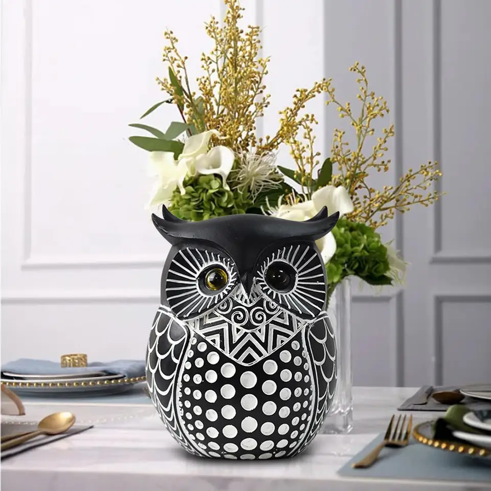 Het Houten Standbeeld Van Een Uil. Stock Afbeelding - Image of vogel