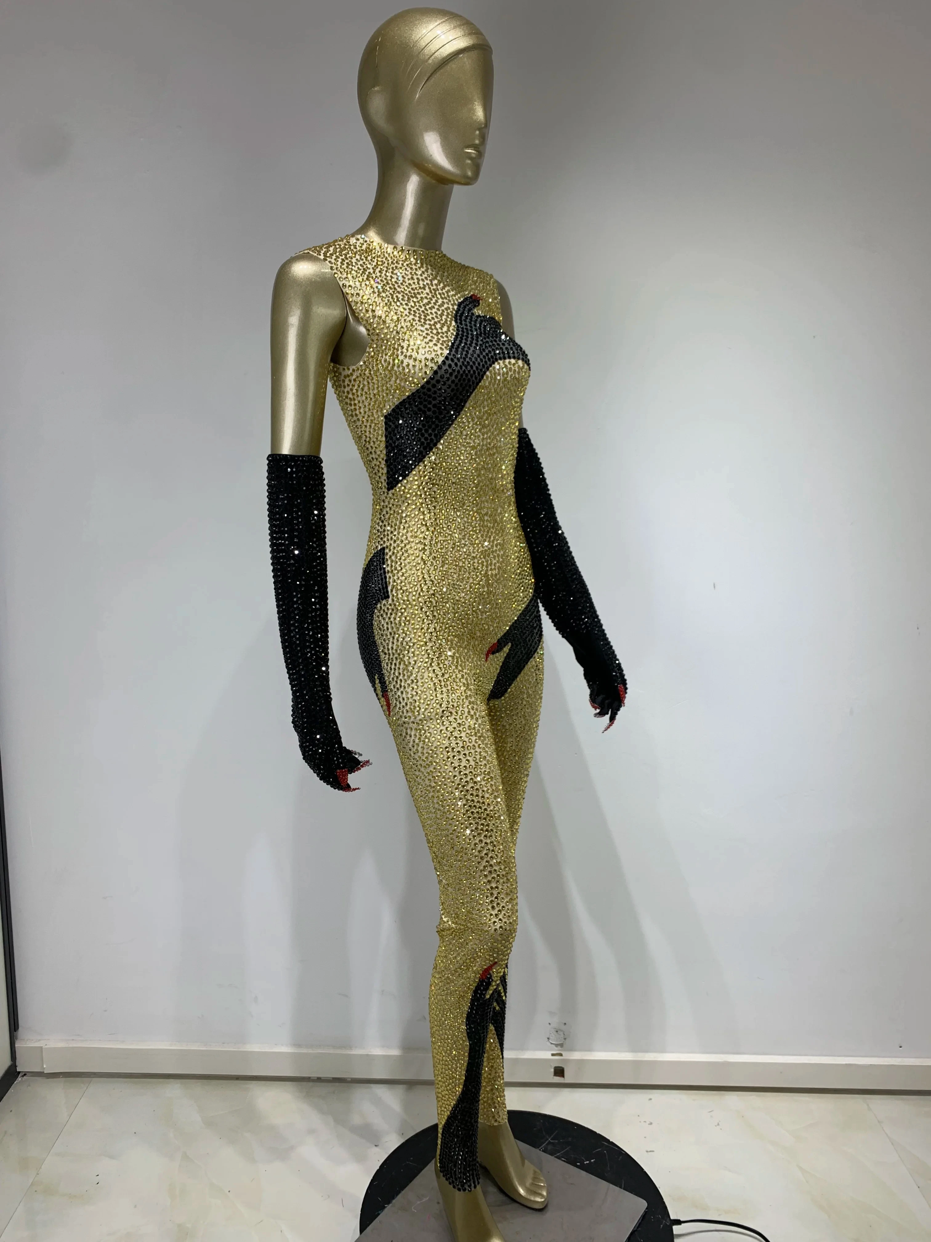 Рисунок 2 - Женский соблазнительный комбинезон 2023 года