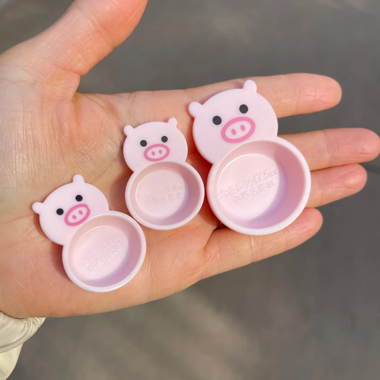 

30PCS/lot Cute little pig plate (with more small ones) toy accessories
