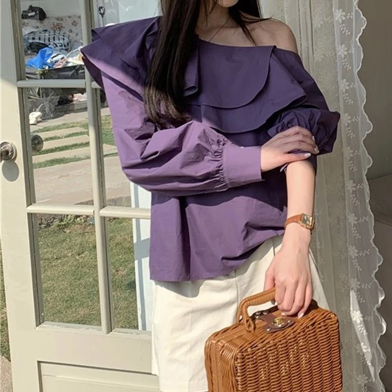A sense of irregular design for women in shirts; a new versatile long-sleeved pullover short shirt for spring clothes in 2024.