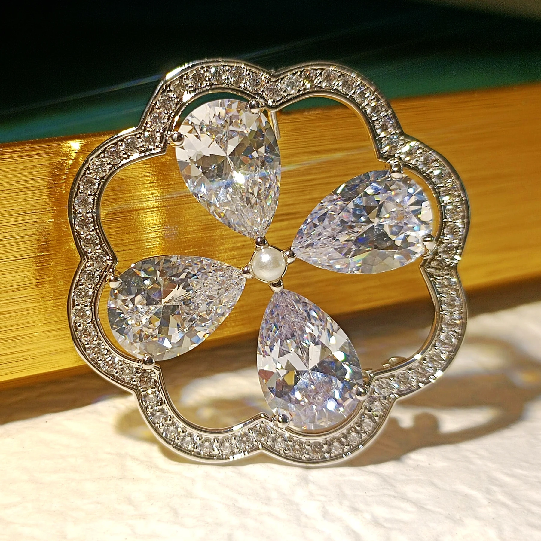 Impressive Opens Cubic Zircon Circlet Blooming 4-Petal Flower Brooches Pins with Pearl Accent Mandarin Dress Gown Accessory