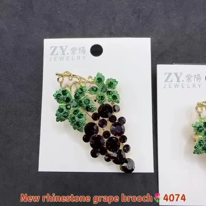 BESTYASH Spilla da Donna Strass a Forma di Uva Spilla Decorativa in Lega Elegante per Abbigliamento Accessorio Versatile per Sciarpe e Giacche Adatta a Occasioni Formali e Casual