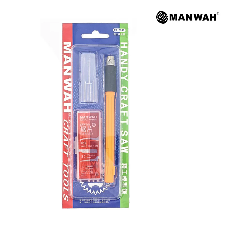 Kit mini scie à main pour modélisme en action, découpant une pièce de bois sur un établi.