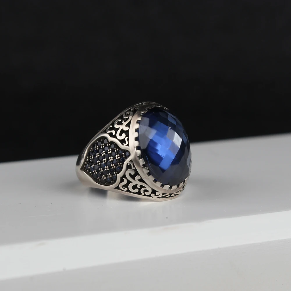 

Серебряное кольцо с цирконом