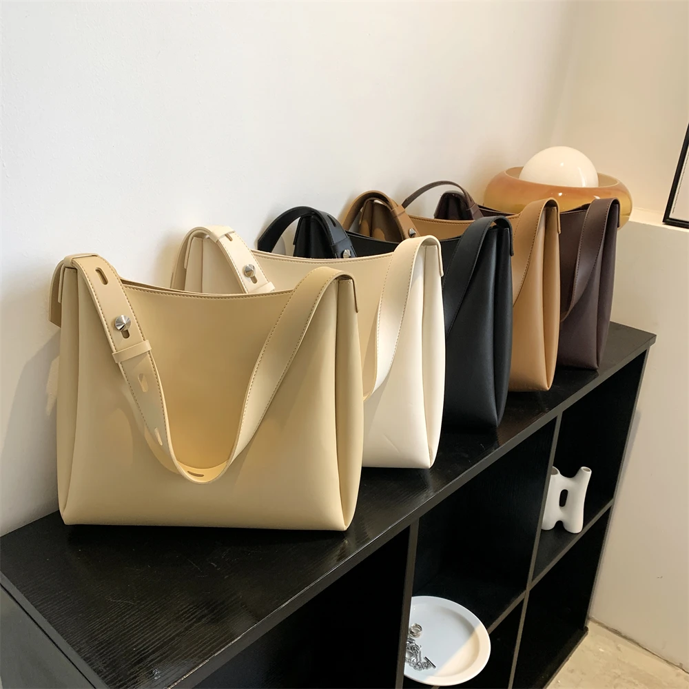 Elegant handväska för kvinnor - 2-delat set med stor kapacitet och bred rem tillverkad av mjukt PU-läder