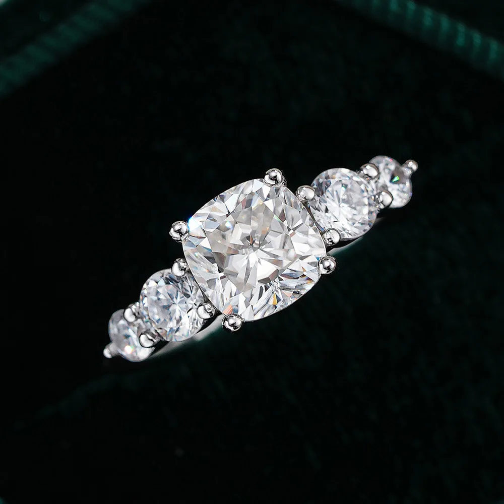 솔리드 화이트 골드 18K 링 쿠션 2CT 7x7mm 모이사나이트 여성용 약혼 반지..