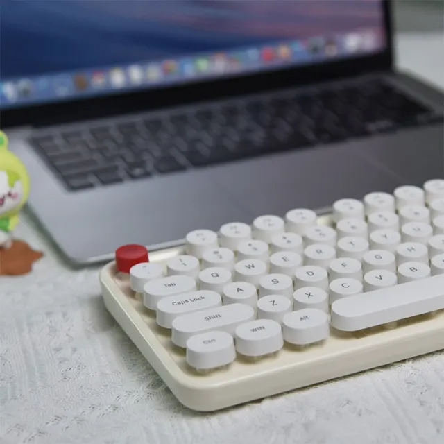 MOFII 유선 컴퓨터 키보드는 레트로 스타일과 104 키로 무음 조명 기능을 갖춘 제품입니다.