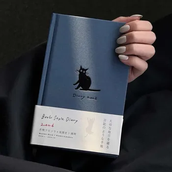Semplice taccuino con illustrazione di gattini a forma di cartone animato 2026 Comodo libro di pianificazione con guscio rigido Pagina a colori Multifunzionale