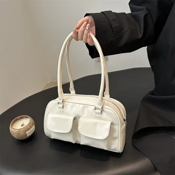 حقيبة أنيقة للإبط باللون الأسود للنساء حقيبة حمل كلاسيكية مثالية للفصول الأربعة حقيبة كتف يومية بجيوب مزدوجة حقيبة يد لامعة من البولي يوريثان