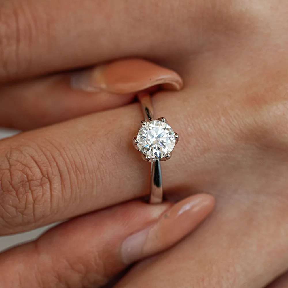 Classic Six Claw Ring 18K Gold Inlaid with Moissanit Diamond, Fashionable Classic Women's Platinum PT950 Diamond Jewelry