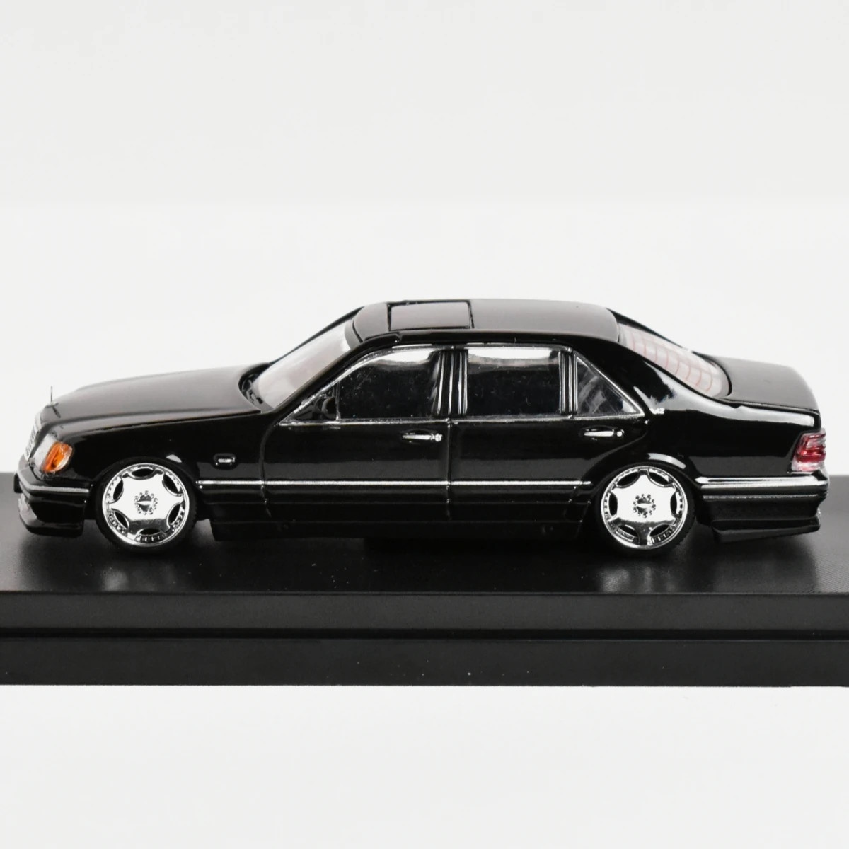 Street Weapon SW 1:64 S600 W140 Car Model 2