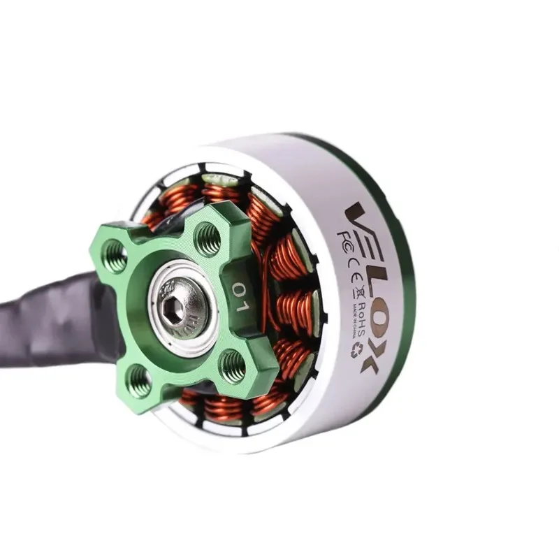 Moteur FPV 2207/2306 V3 1750-2550KV de profil avec le dissipateur thermique et les connecteurs dorés.