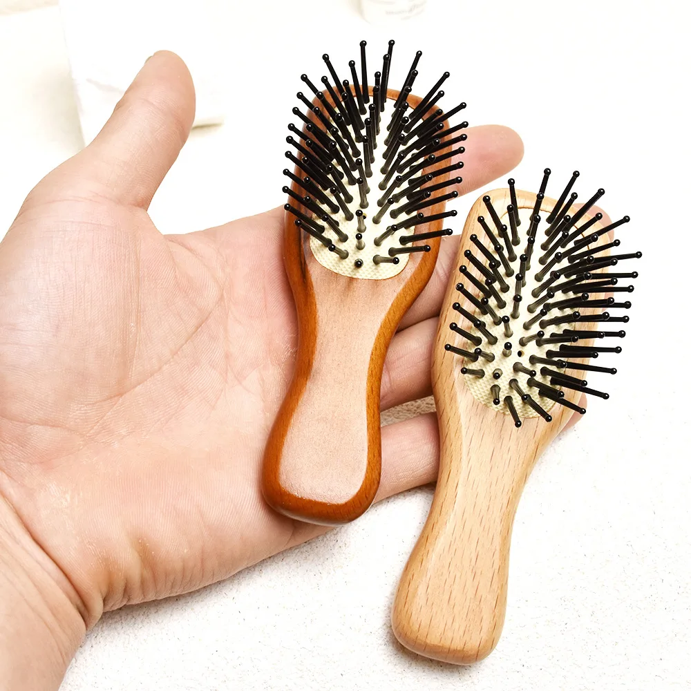 Brosse de massage pour le cuir chevelu avec manche en bois de hêtre