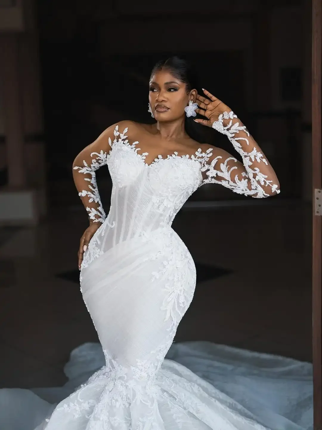 Elegantes weißes Meerjungfrau-Spitzen-Aufkleber für afrikanische Frauen, sexy V-Ausschnitt, transparent, langärmelig, nachgestelltes Tanz-Brautkleid, individuell gestaltet – Detail 6