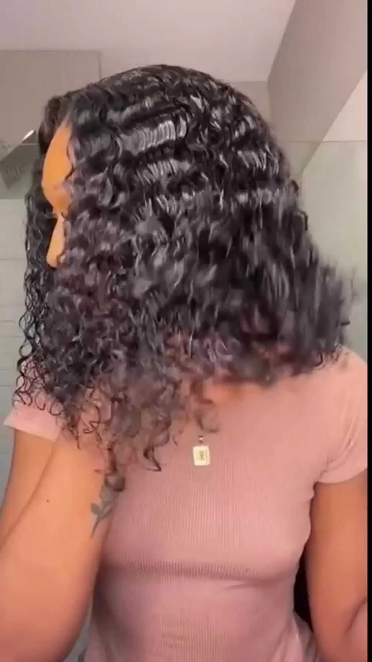 Peruka z ludzkich włos ów Jerry Curly 13x4 HD Swiss Lace Frontal, wstępnie wyskubana, z naturalnymi, pełnymi brzegami i baby hair dla kobiet.