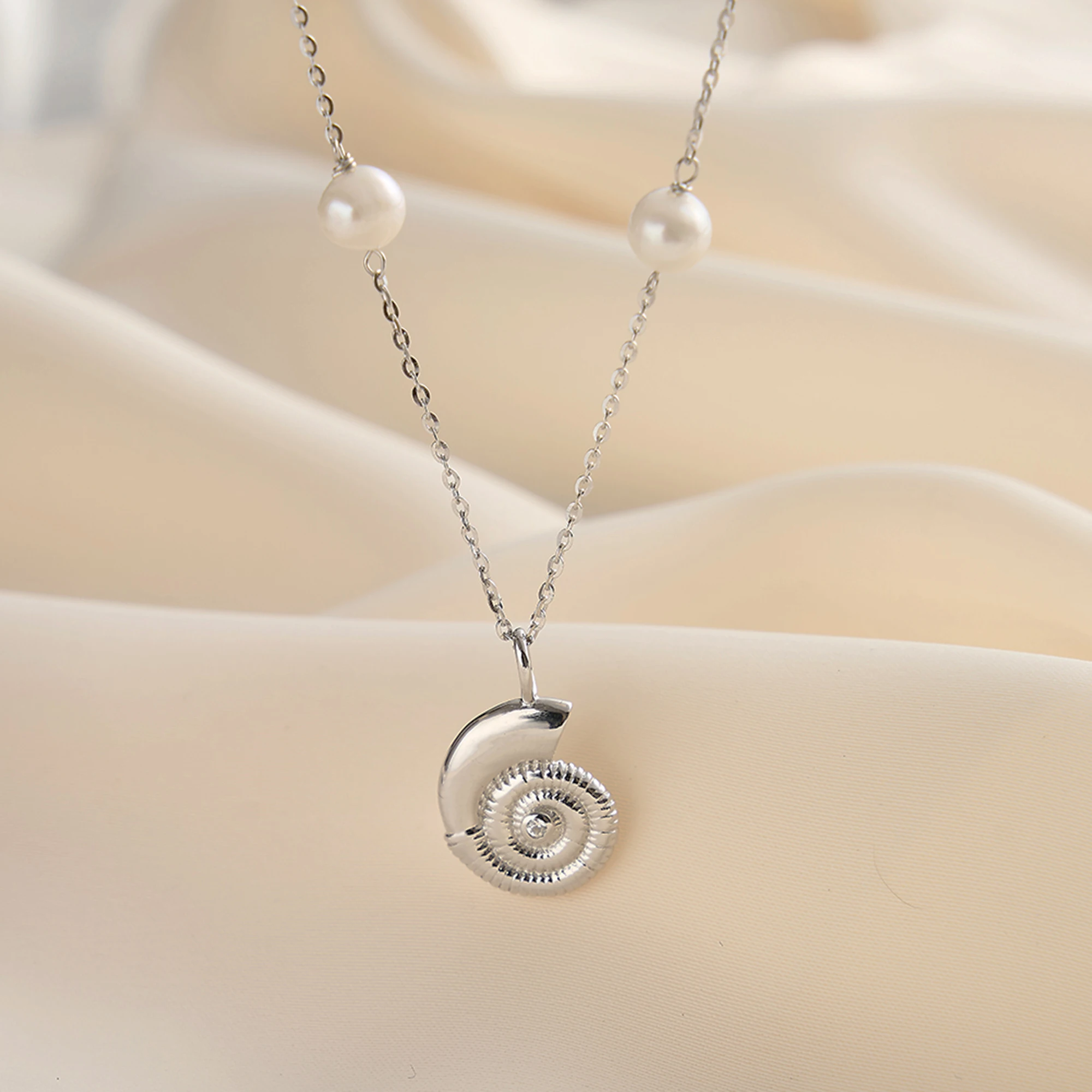 Silver Shell Texture Pendant Necklace With Natural Freshwater Pearl Ornament