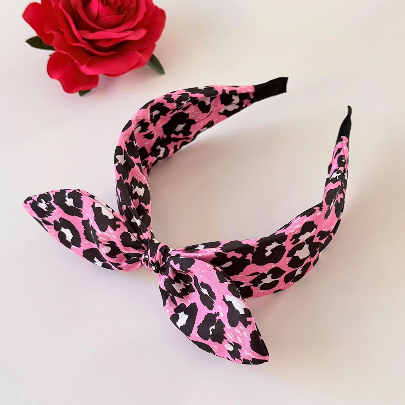 1-teiliges Damen-Stirnband-Set in Fuchsia-Rosa (Leopard/Rose/Herz-Punkte) – Haarschmuck mit großer Schleife, trendig und niedlich für den Alltag – Detail 2