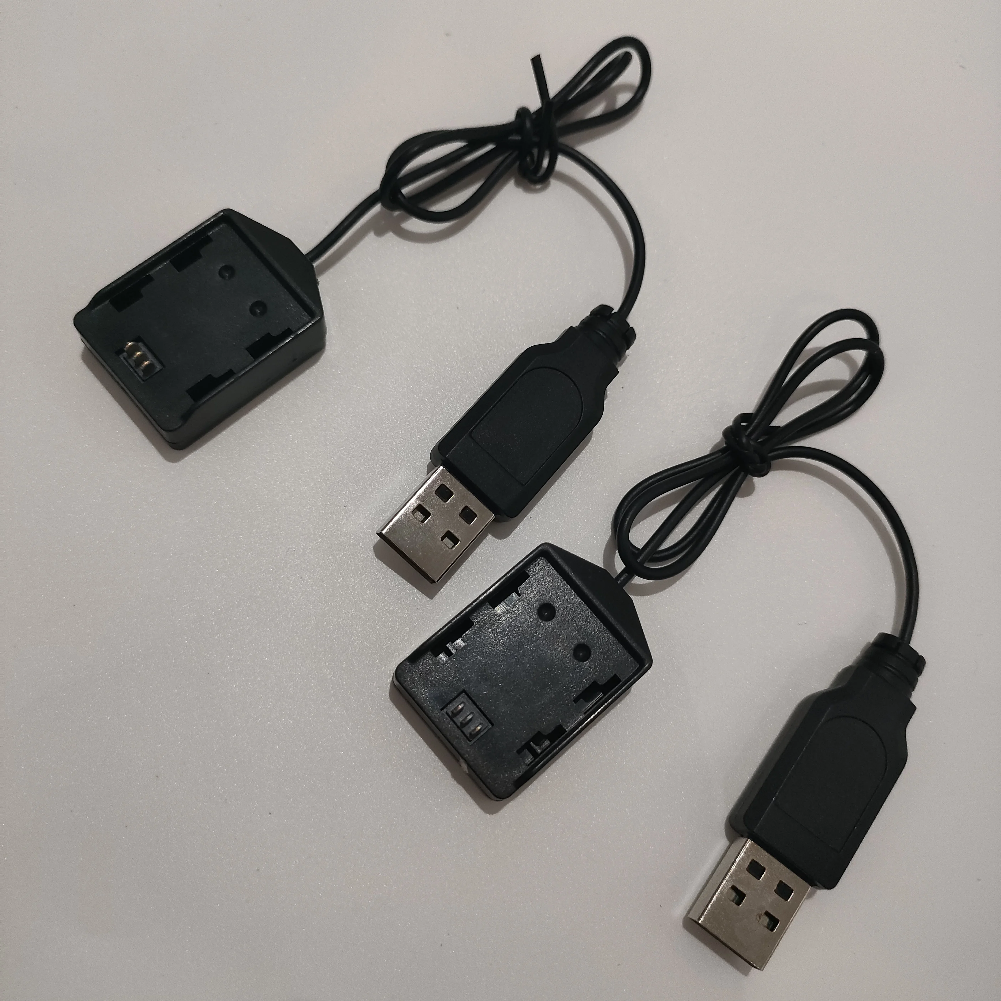 Deux câbles chargeur USB pour mini drone 4DRC V2 côte à côte, lot de 2 pièces, fond blanc