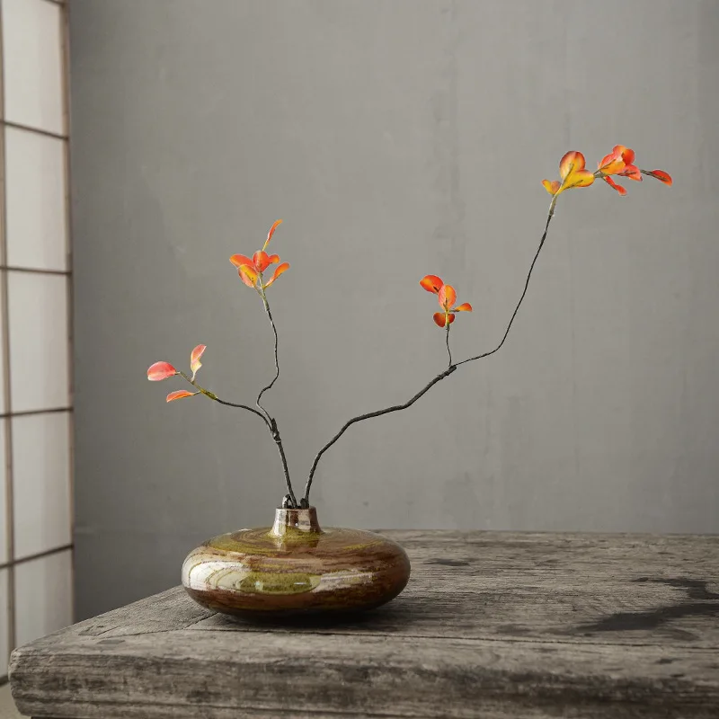 日本のスタイルの黒い陶器の花瓶模造石抽象的な金の花の配置