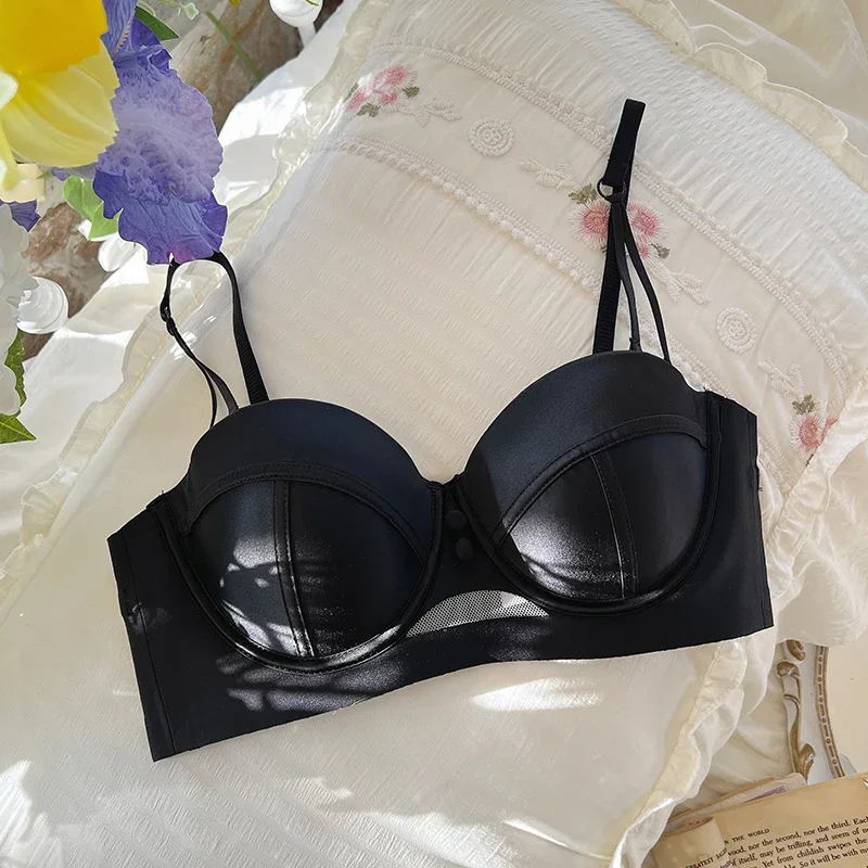 مجموعة الملابس الداخلية الحمراء المستوحاة من طراز...