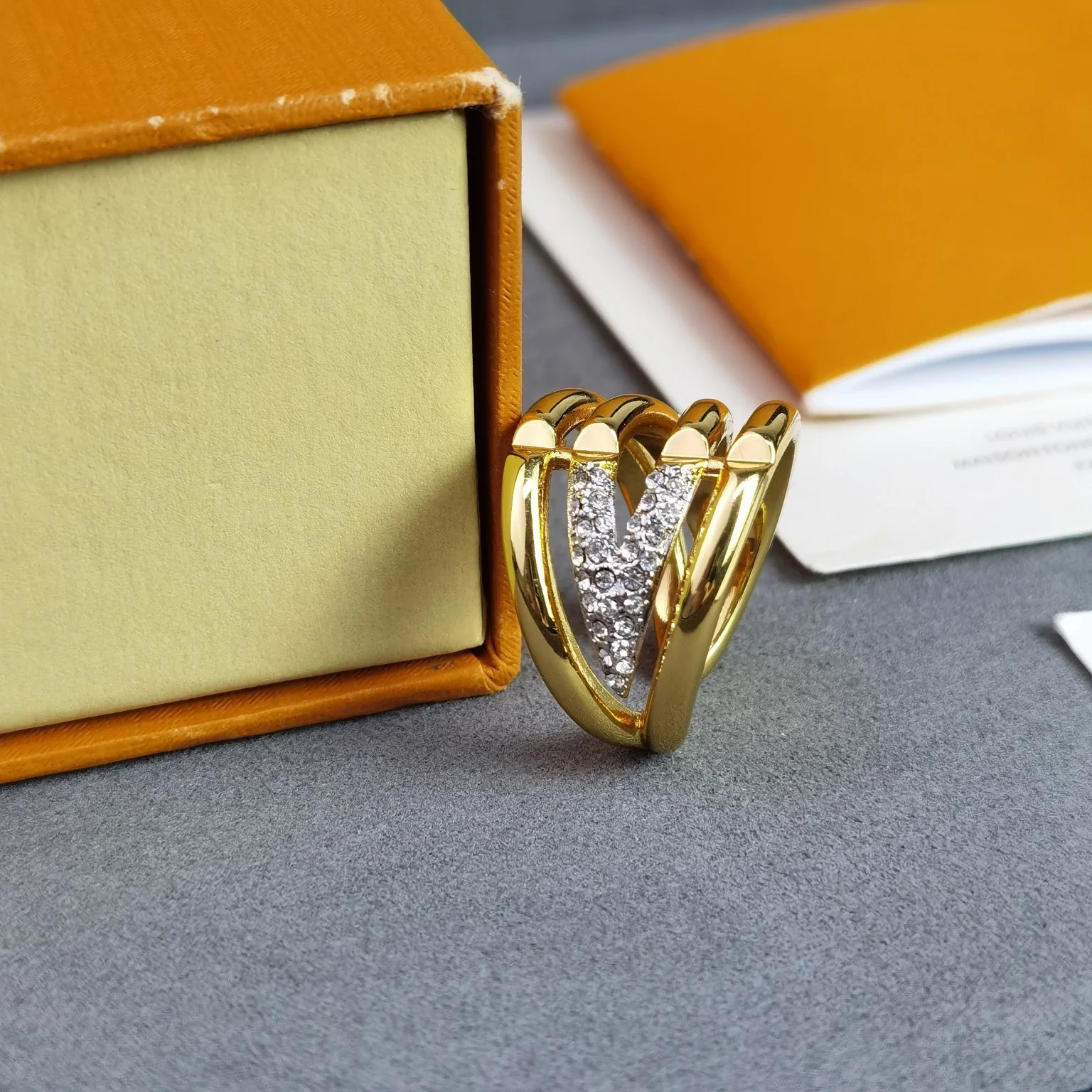 2022 Hot Brand V-shaped Gold Diamond Ring Fashion All-match Banquet Four Layers Of Exquisite Workmanship