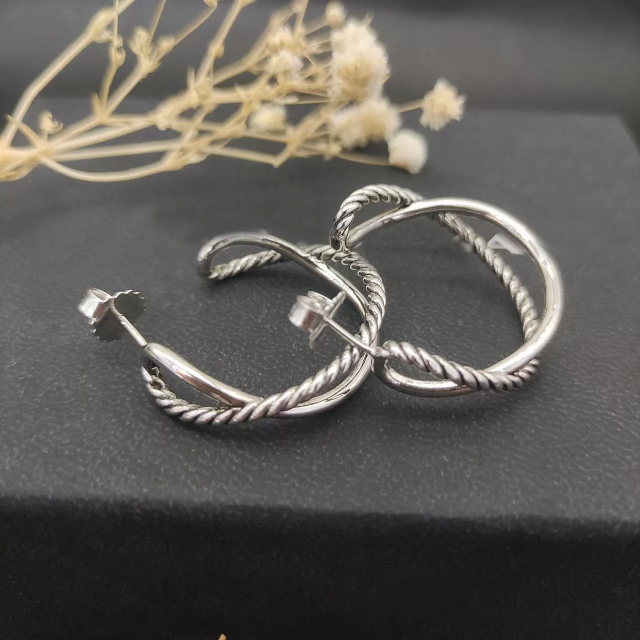 

DY2.5mm Silver cross twisted wire earrings, European and American fashionable stainless steel earrings, exclusively for girls