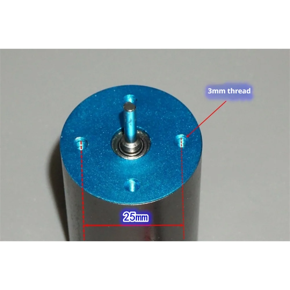 Gros plan sur l'arbre du moteur 3656 3300KV, rotor interne et aimants permanents, étiquette de spécifications visible.