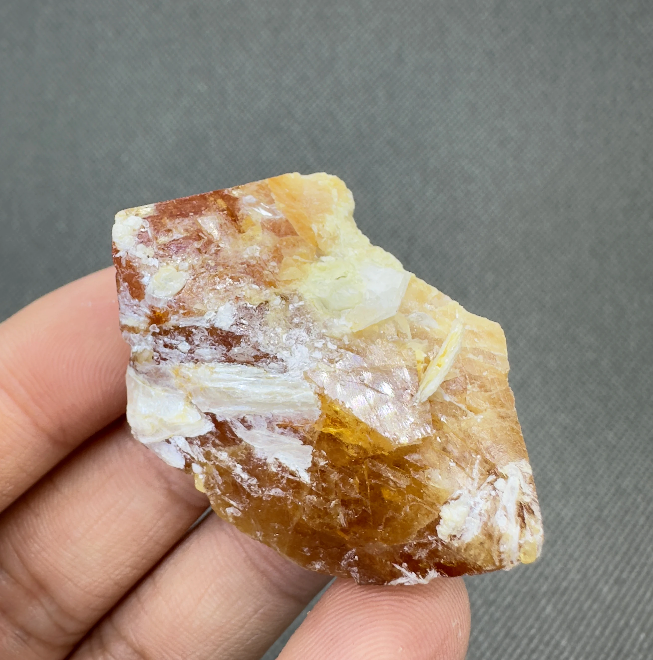80 g Natural Scheelite mineral specimen + healing quartz crystals and stones rock gemstone 3
