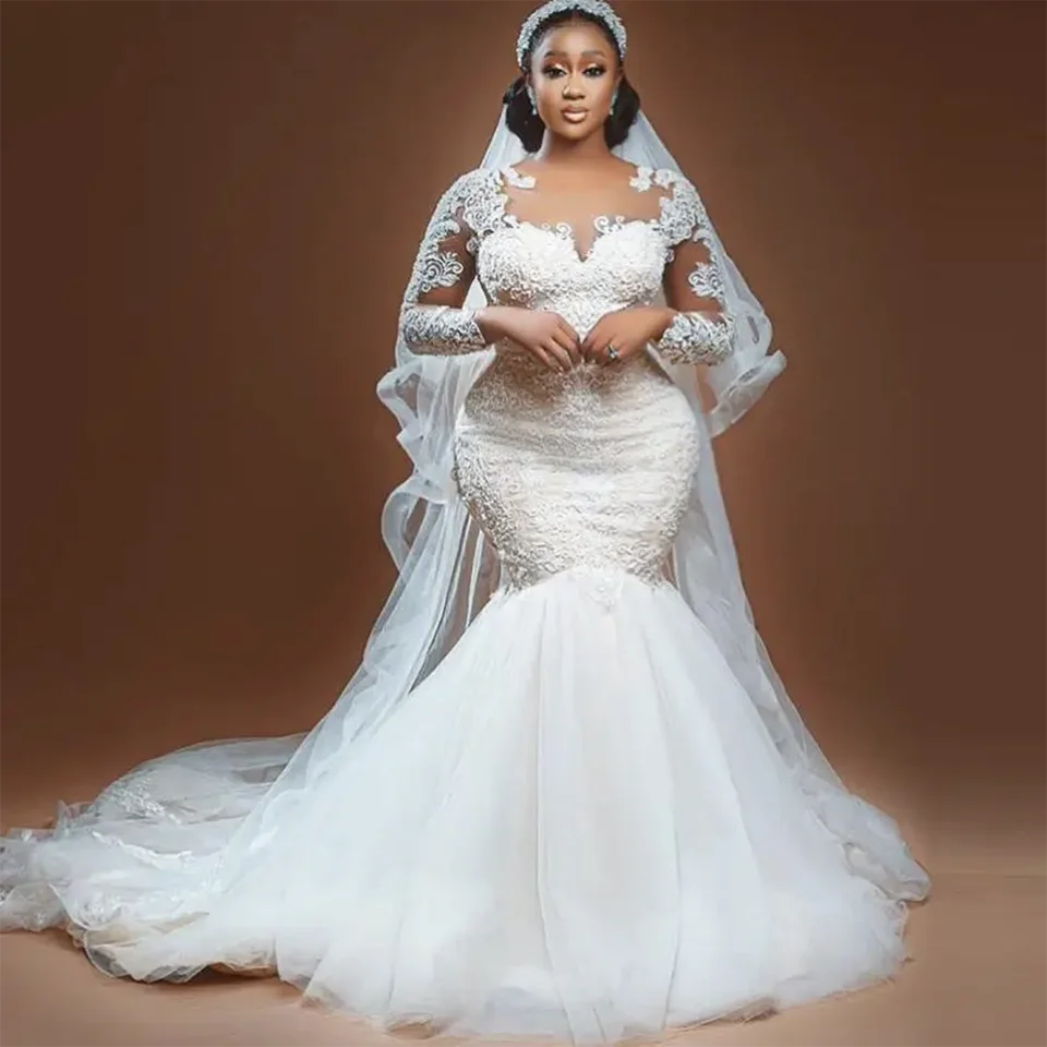 Maßgeschneidertes, wunderschönes weißes Meerjungfrauen-Hochzeitskleid mit Spitzenapplikationen und langen Ärmeln 2026 – Sexy One-Shoulder-Kleid mit Schleppe für afrikanische Bräute – Detail 3