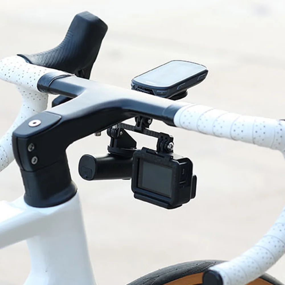 Support double pour caméra d'action et lampe de vélo installé sur un guidon de vélo de montagne