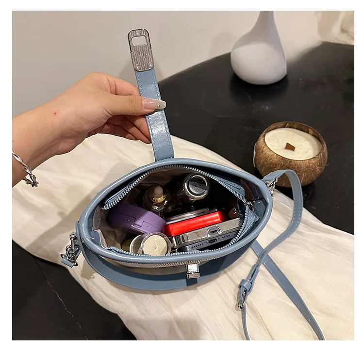 Erba di nicchia super popolare per le donne 2024 nuova borsa a secchiello per l'acqua a tracolla intrecciata versatile con blocco di colore estivo, mobile_voghion.com
