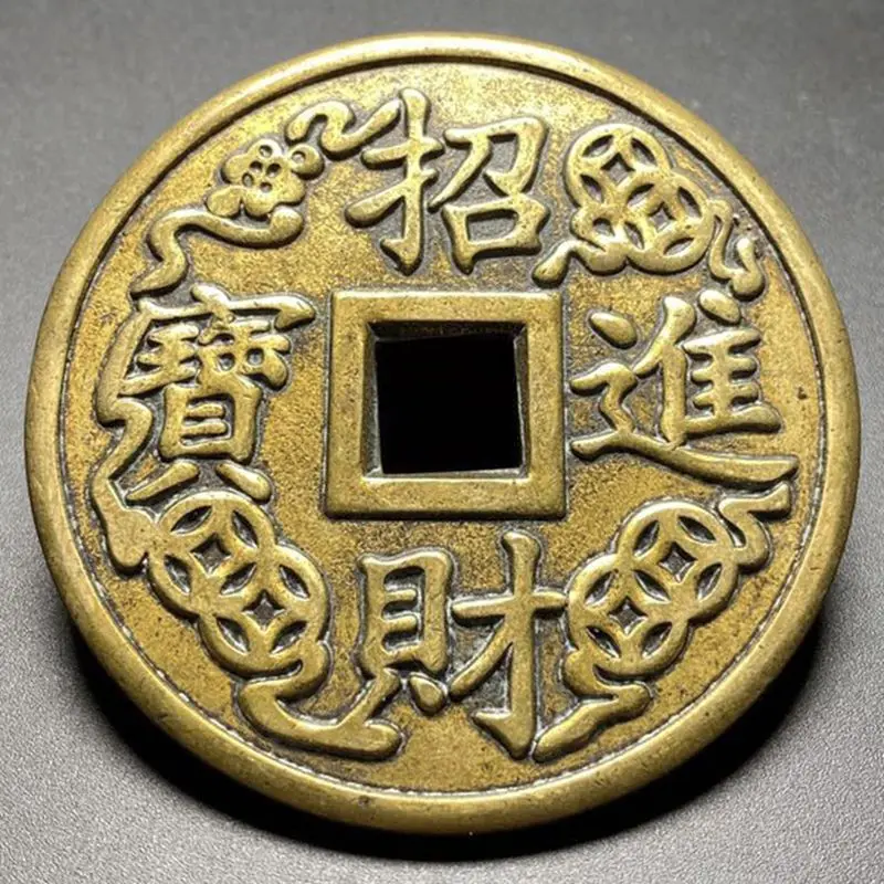 

Входит в цветок сокровищ, старая медная подкладка, благословение двойной рыбы перед моими глазами, старинная монета большого диаметра 60 мм