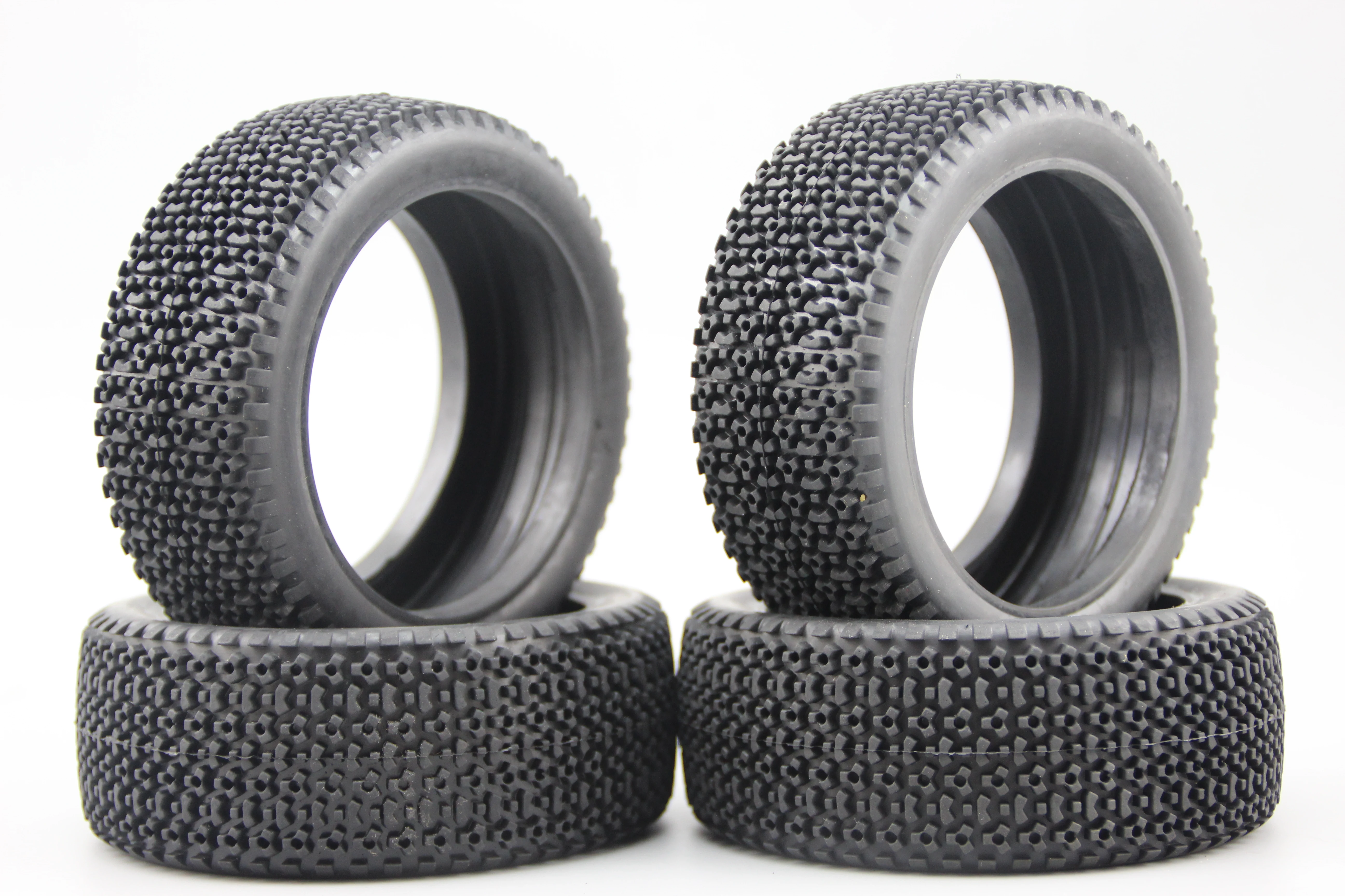 Gros plan sur la bande de roulement des pneus buggy RC 1/8 tout-terrain 110mm.