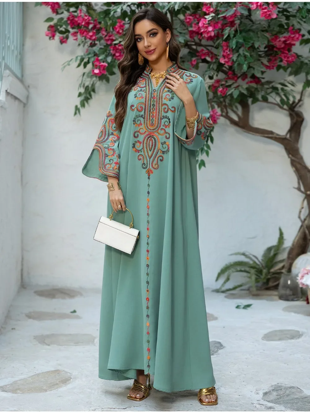 جلابية بيضاء بتطريز ملون تراثي