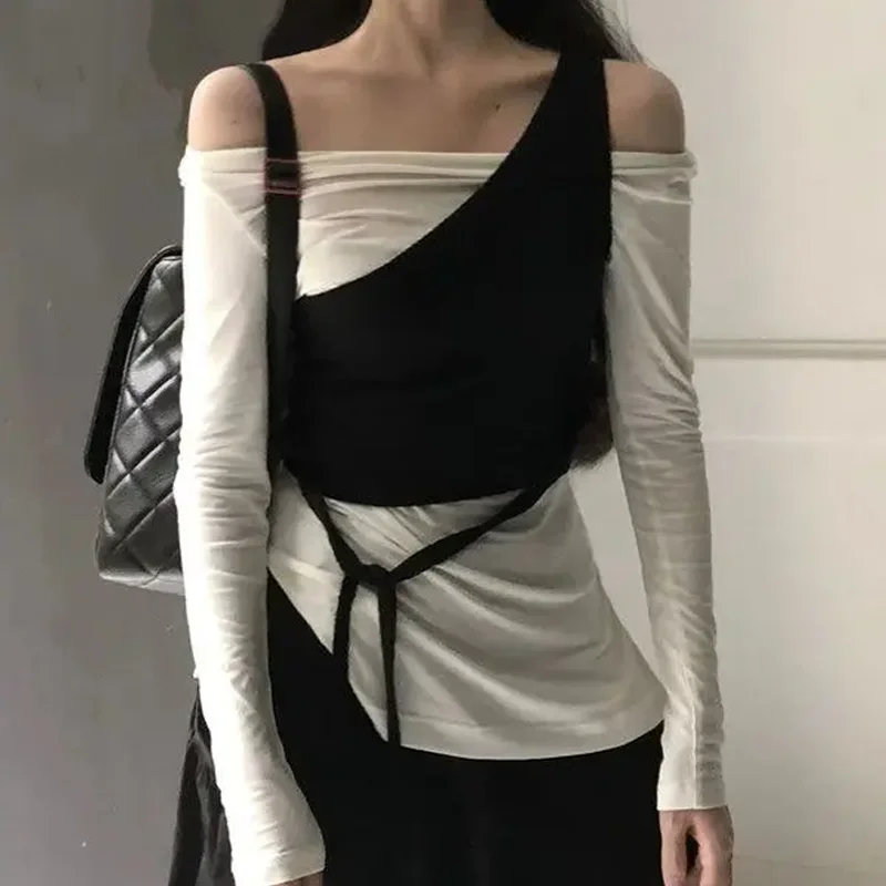 

Woman Fashion Wears a Pre-fall One-shoulder White Pleated Bottoming Shirt + Black Lace-up Skinny Vest Two-piece Instagram Sets