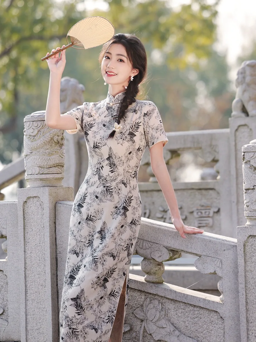 Retro chinesa stílusú Női qipao ruhát évjárat gomb Alaki Félfogadás Bor színe Elsőrangú Hagyományos cheongsam nyomtatás Virágos vestidos