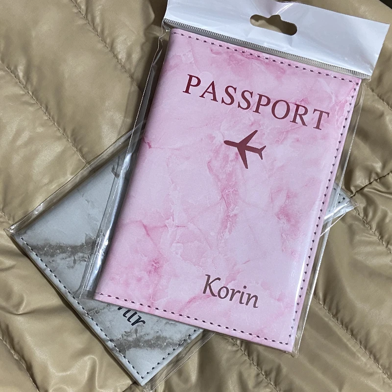Soporte de pasaporte personalizado con grabado láser, billetera de viaje, funda de patrón de mármol para pasaporte, funda de pasaporte con nombres personales