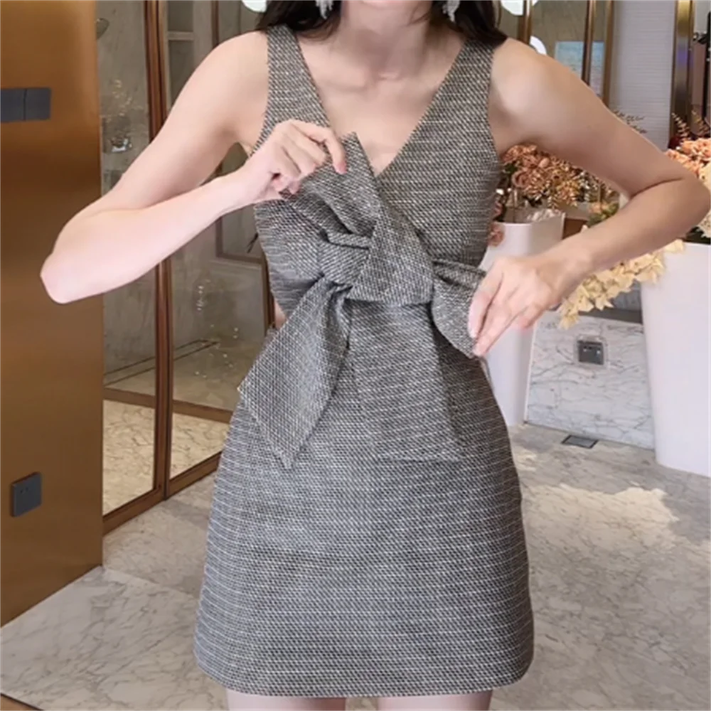 

Женское платье-двойка с V-образным вырезом и бантом