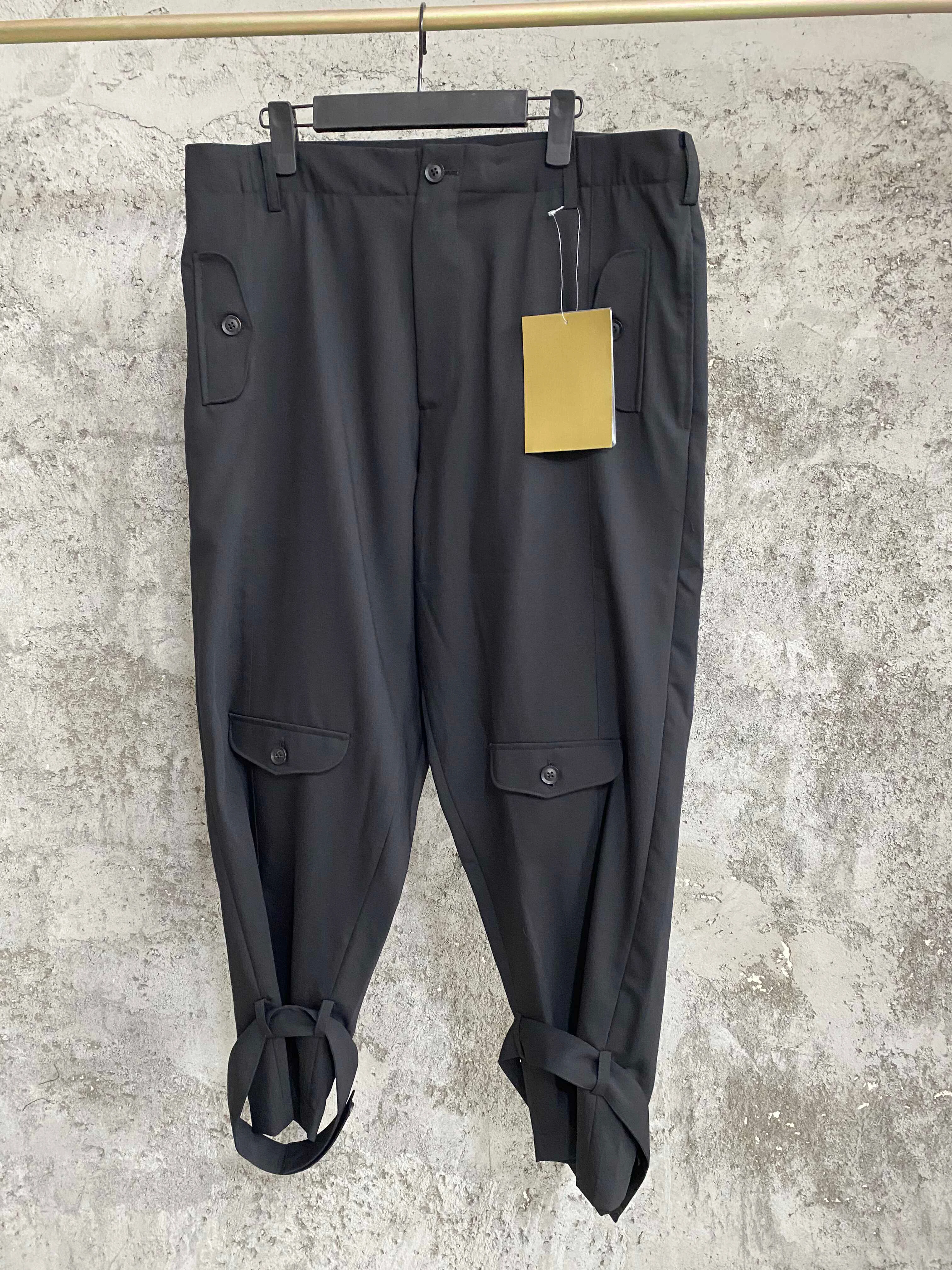 Pantalon au design réfléchi