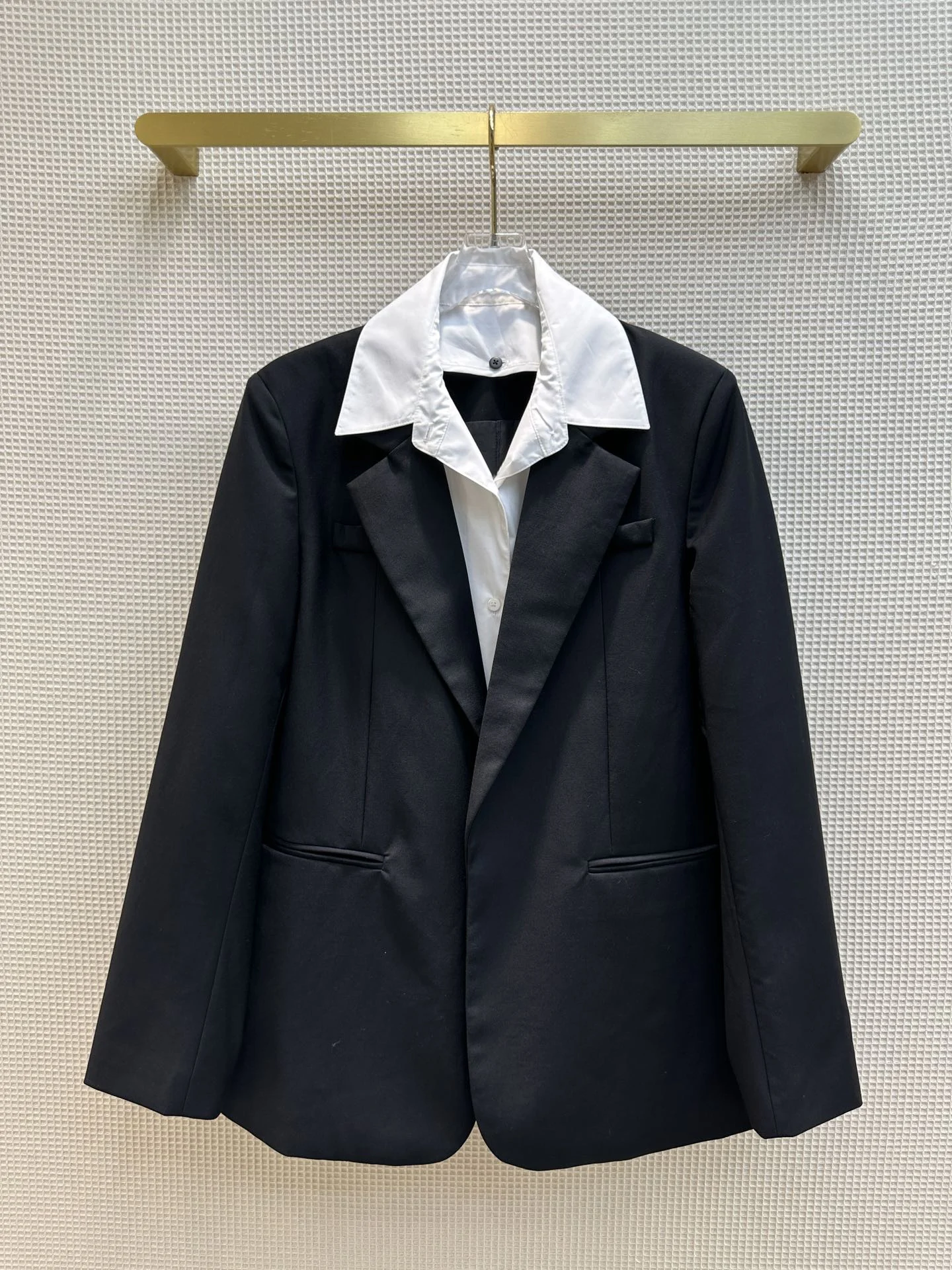 

Fake two design suit classic black and white minimalist color design9.4