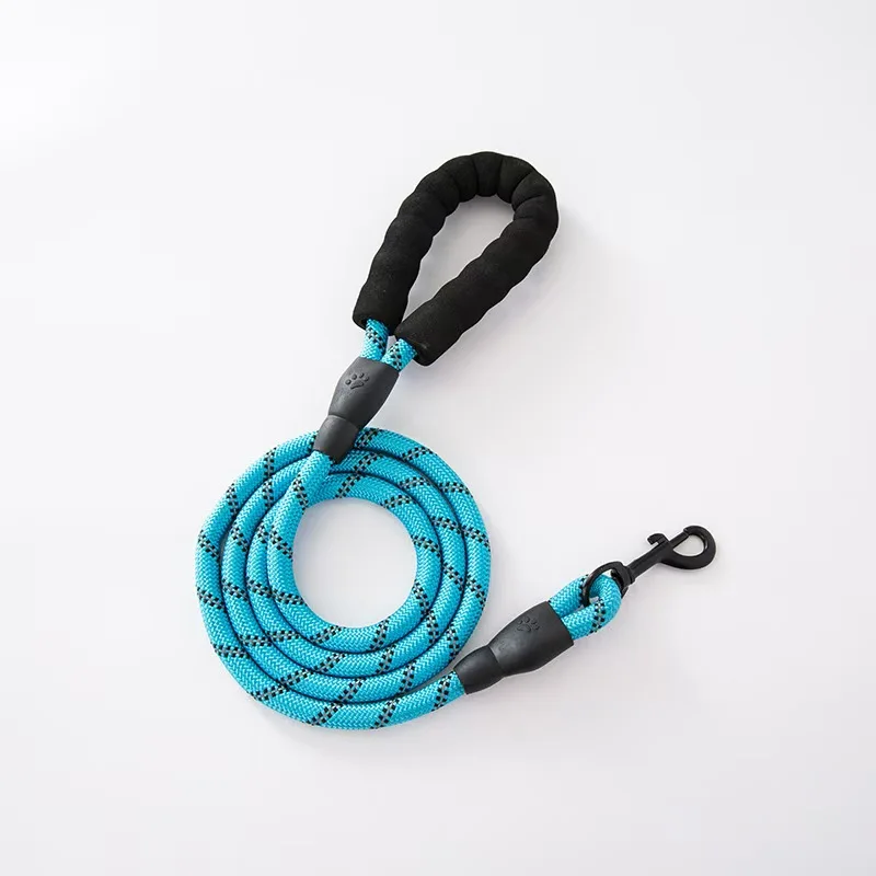 Reflective Dog Leash with Soft-Padded Handle for Enhanced Safety and Control
