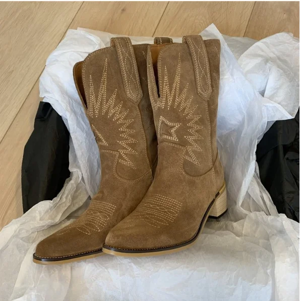 Nuove Scarpe Da Donna Stivali In Pelle Scamosciata Di Mucca Naturale Stivali Da Cowboy Con Tacco Medio Ricamo Da Donna Scarpe Firmate A Metà Polpaccio