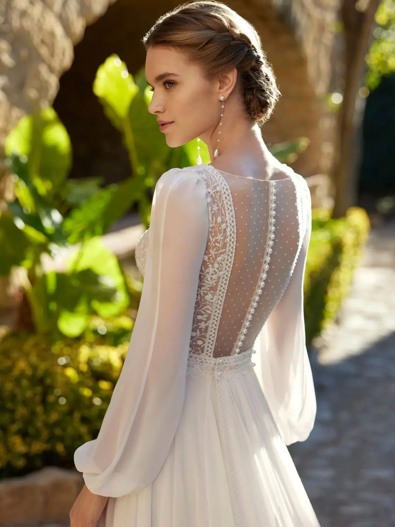 FATAPAESE Superb Boho Chic Wedding Dress Plunging V-neckline Bodice Long Sleeve a Tasteful Floral Embroidery Alongside Bridal