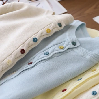 سترة تريكو فضفاضة لطيفة جديدة لعام 2025 سترة نسائية برقبة دائرية بتصميم أزرار ملونة وأكمام طويلة قطع علوية متماسكة 6