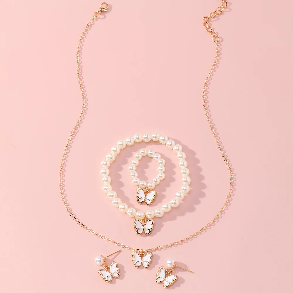 Close-up on the simulated pearl element