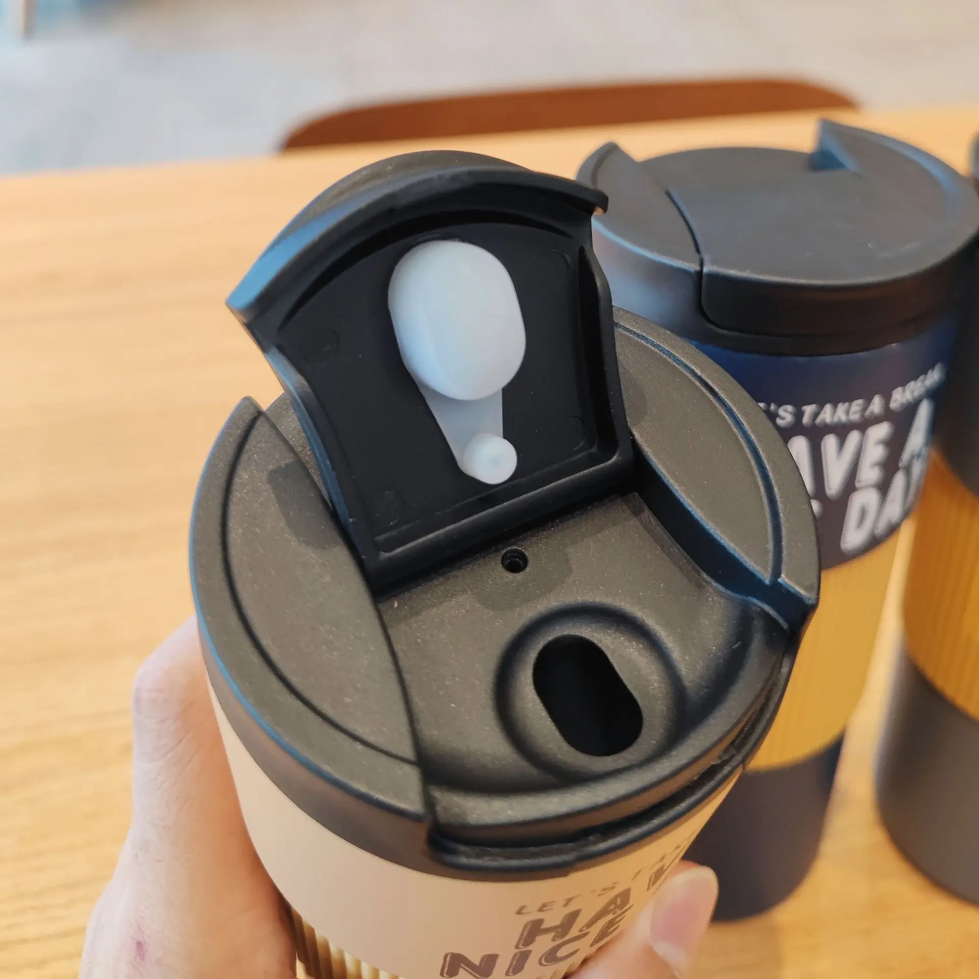 https://ae01.alicdn.com/kf/Sccef04a310264a3a8d37098d23820877P/Xiaomi-Thermal-Cup-For-Coffee-Mountain-Travel-Thermal-Cup-Sleek-Insulated-Cup-For-Coffee-316-Stainless.jpg