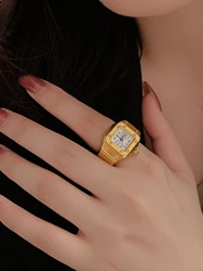 Vintage - Style Mini Quartz Finger Ring Watch - Fashionable Accessory (Gold)