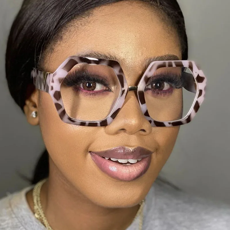 the-best-glasses-and-eyewear-trends-for-2023-and-bold-makeup-looks-to