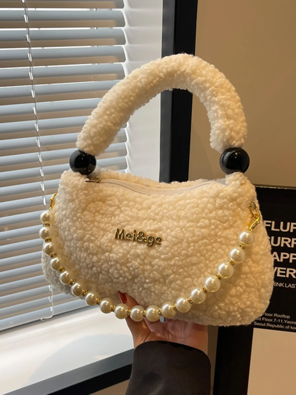 

2023 Autumn Winter New Women's Wool Plush Handbag Korean Style Pearls Chain Crossbody Bag Fashion Zip Shoulder Bags for Party