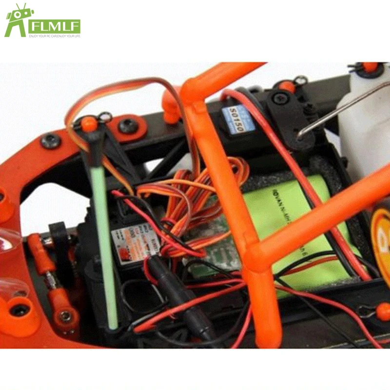 Interrupteur RC 3ème canal installé sur un châssis de voiture 1/5, montrant le câblage vers le moteur Zenoah.